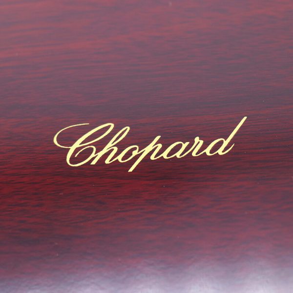 عکس از قاب عینک چوبی شوپارد chopard، سایز بزرگ، قهوه ای رنگ و قفل دار مدل 992481
