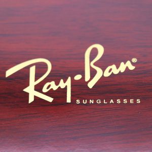 عکس از قاب عینک چوبی ریبن Ray-Ban، سایز بزرگ، قهوه ای رنگ و قفل دار مدل 992480