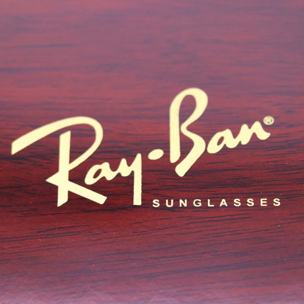 عکس از قاب عینک چوبی ریبن ray-ban، سایز بزرگ، قهوه ای رنگ و قفل دار مدل 992480