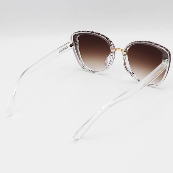عکس از عینک آفتابی زنانه gucci با فریم شفاف و بی رنگ، گربه ای و لنز قهوه ای مدل 7257