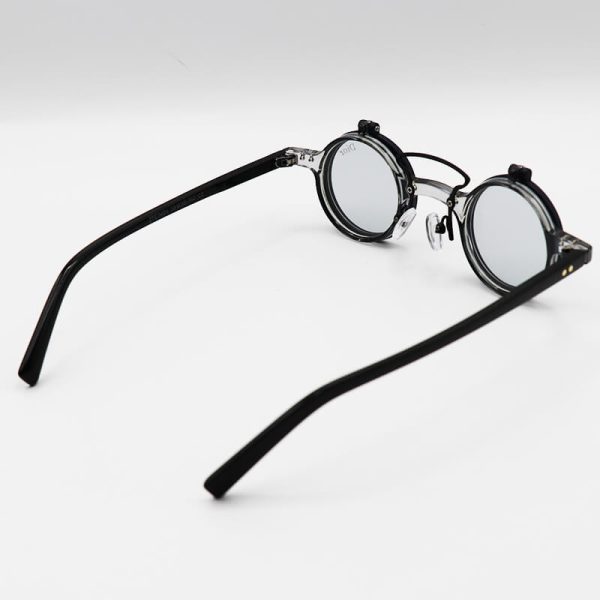 عکس از عینک آفتابی فانتزی با فریم گرد و بی رنگ، دسته مشکی، کاور دار و رنگ دودی dior مدل ztc3401