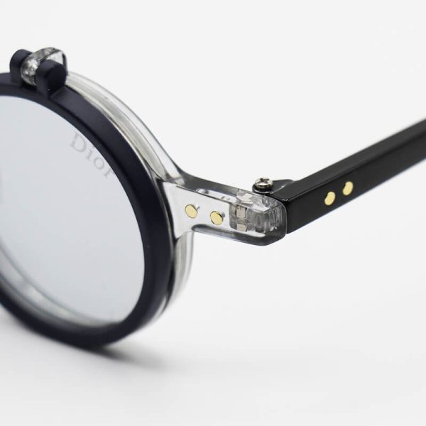 عکس از عینک آفتابی فانتزی با فریم گرد و بی رنگ، دسته مشکی، کاور دار و رنگ دودی dior مدل ztc3401
