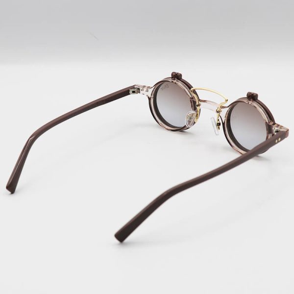 عکس از عینک آفتابی فانتزی با فریم گرد و بی رنگ، دسته قهوه ای متالیک و کاور دار dior مدل ztc3401