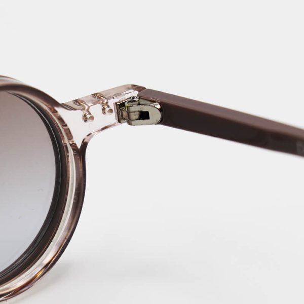 عکس از عینک آفتابی فانتزی با فریم گرد و بی رنگ، دسته قهوه ای متالیک و کاور دار dior مدل ztc3401