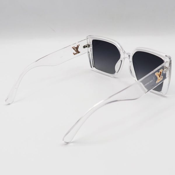عکس از عینک آفتابی لویی ویتون با فریم شفاف و بی رنگ، مربعی و لنز تیره مدل 7225