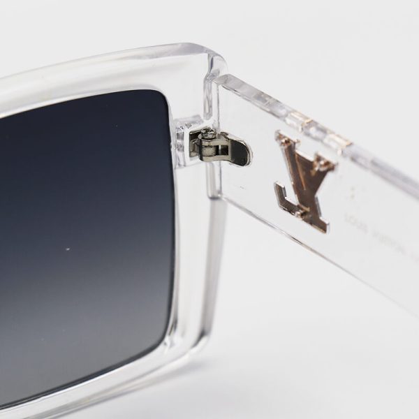عکس از عینک آفتابی لویی ویتون با فریم شفاف و بی رنگ، مربعی و لنز تیره مدل 7225
