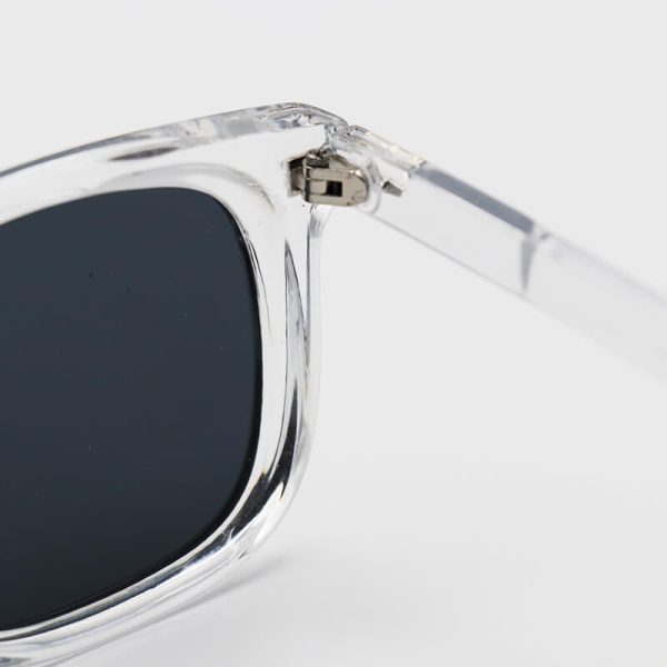 عکس از عینک آفتابی مربعی دیوید بکهام با فریم بی رنگ، شفاف و عدسی دودی تیره مدل d22842