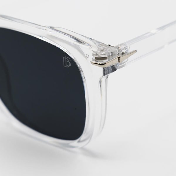 عکس از عینک آفتابی مربعی دیوید بکهام با فریم بی رنگ، شفاف و عدسی دودی تیره مدل d22842