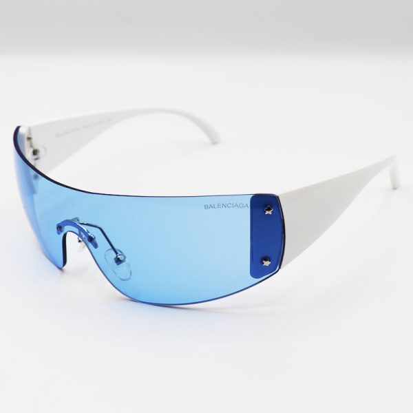 عکس از عینک دید در شب فانتزی با دسته سفید رنگ، فریملس و لنز آبی balenciaga مدل 3553