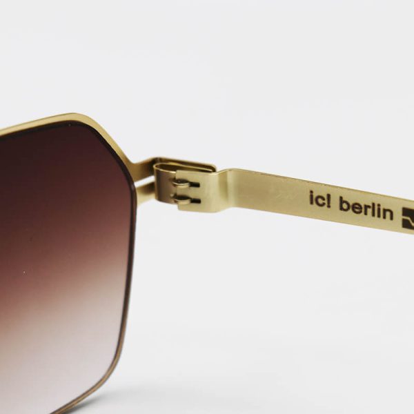 عکس از عینک آفتابی خلبانی ic! Berlin با فریم طلایی، تیتانیوم، کوچک و لنز قهوه ای مدل ps18023