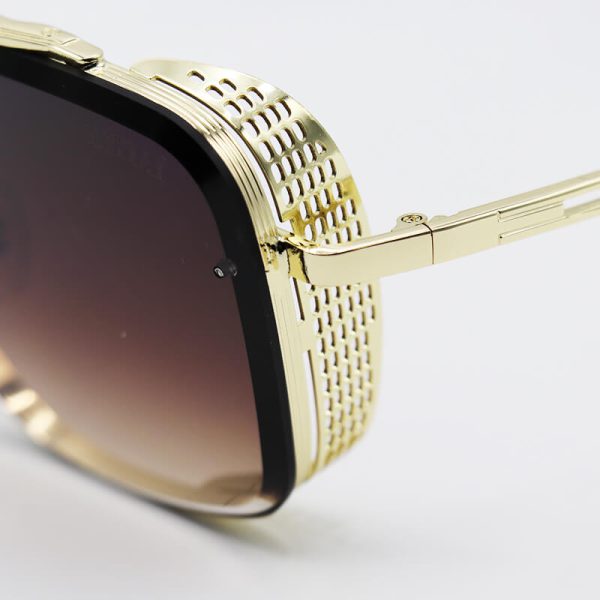 عکس از عینک آفتابی مربعی دیتیای، طلایی رنگ، فریم بغل دار، لنز قهوه ای هایلایت مدل 9703