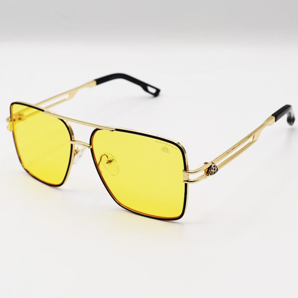 عکس از عینک دید در شب میباخ با فریم طلایی و مشکی رنگ، مربعی شکل و لنز زرد مدل h5621