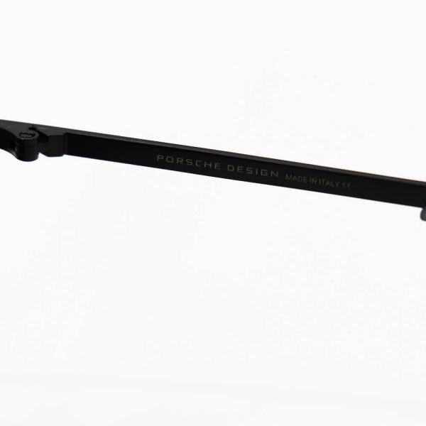عکس از عینک آفتابی پورشه دیزاین با فریم طوسی مات، گرد و لنز پلاریزه مدل old8916 به همراه پک اصلی