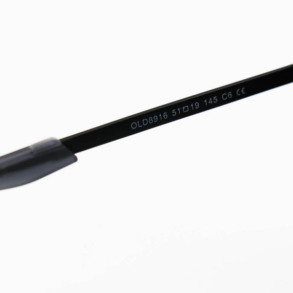 عکس از عینک آفتابی پورشه دیزاین با فریم طوسی مات، گرد و لنز پلاریزه مدل old8916 به همراه پک اصلی