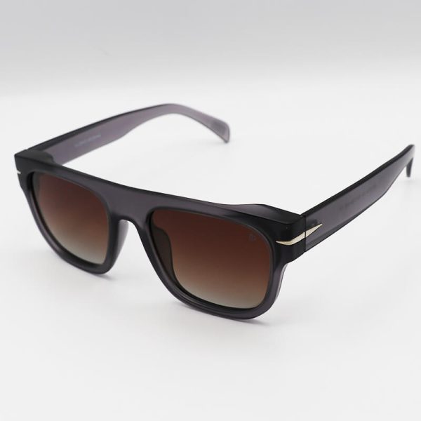عکس از عینک آفتابی پلاریزه دیوید بکهام با فریم طوسی، مربعی و لنز قهوه ای مدل um2436