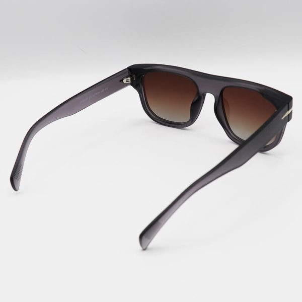 عکس از عینک آفتابی پلاریزه دیوید بکهام با فریم طوسی، مربعی و لنز قهوه ای مدل um2436