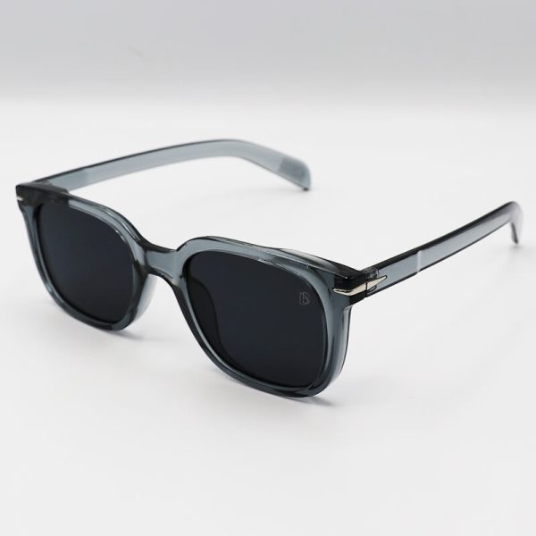عکس از عینک آفتابی مربعی دیوید بکهام با فریم خاکستری رنگ و عدسی دودی تیره مدل d22842
