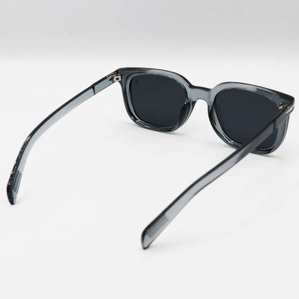 عکس از عینک آفتابی مربعی دیوید بکهام با فریم خاکستری رنگ و عدسی دودی تیره مدل d22842