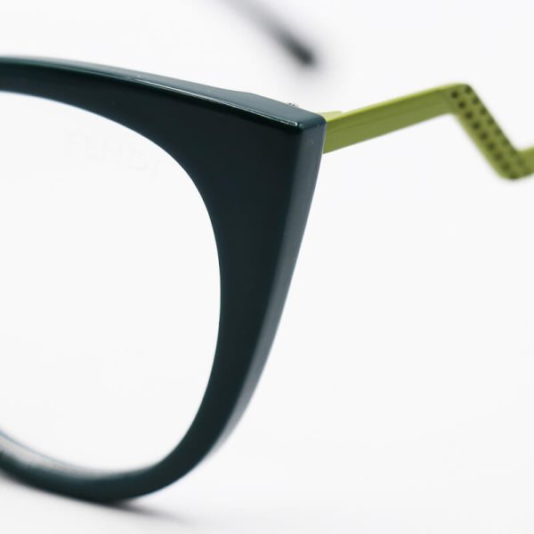 عکس از عینک طبی چشم گربه‌ای با فریم سبز رنگ، دسته طرح دار فندی مدل gy97320