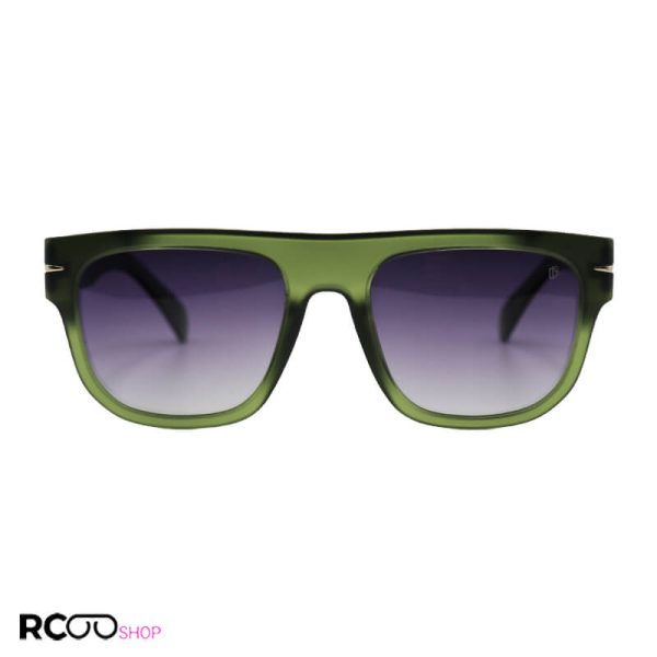 عکس از عینک آفتابی دیوید بکهام با فریم سبز رنگ، مربعی شکل و لنز دودی هایلایت مدل um2436
