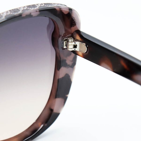 عکس از عینک آفتابی زنانه گوچی با فریم هاوانا، چشم گربه ای و لنز قهوه ای مدل 7257