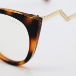 عکس از عینک طبی گربه‌ای با فریم قهوه‌ای و هاوانا، دسته طرح دار و طلایی FENDI مدل GY97320