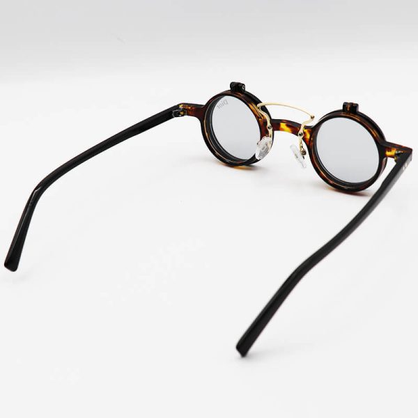 عکس از عینک آفتابی فانتزی با فریم گرد و هاوانا، دسته مشکی، کاور دار و رنگ دودی dior مدل ztc3401