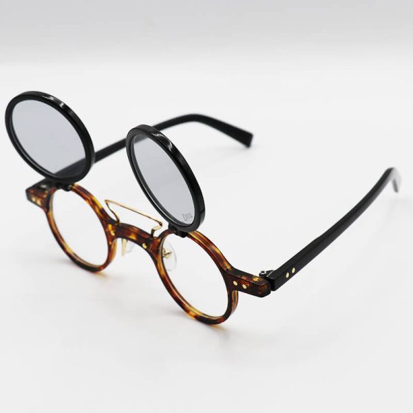 عکس از عینک آفتابی فانتزی با فریم گرد و هاوانا، دسته مشکی، کاور دار و رنگ دودی dior مدل ztc3401
