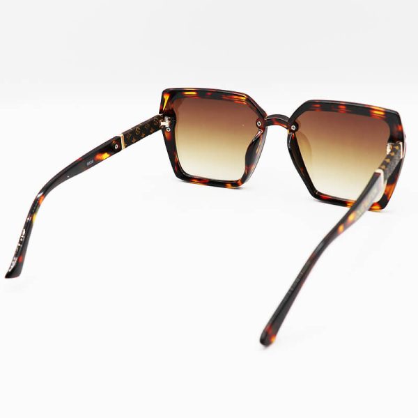 عکس از عینک آفتابی لویی ویتون با فریم هاوانا، مربعی شکل و لنز قهوه ای سایه روشن مدل 6856