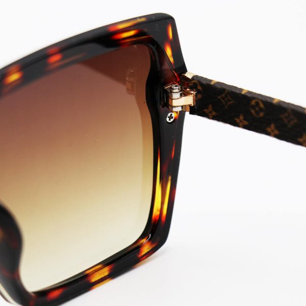 عکس از عینک آفتابی لویی ویتون با فریم هاوانا، مربعی شکل و لنز قهوه ای سایه روشن مدل 6856