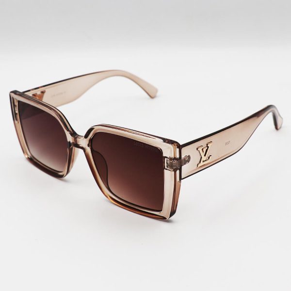 عکس از عینک آفتابی لویی ویتون با فریم عسلی رنگ، مربعی شکل و لنز قهوه ای مدل 7225