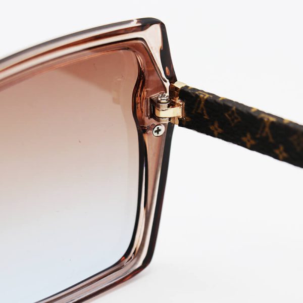 عکس از عینک آفتابی لویی ویتون با فریم عسلی رنگ، مربعی شکل و لنز قهوه ای سایه روشن مدل 6856