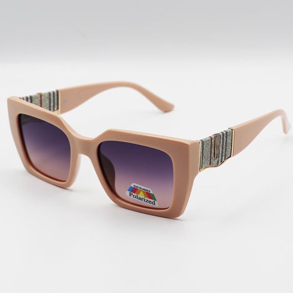 عکس از عینک آفتابی پلاریزه با فریم کالباسی، مربعی، لنز دودی، دسته طرح دار burberry مدل p2325