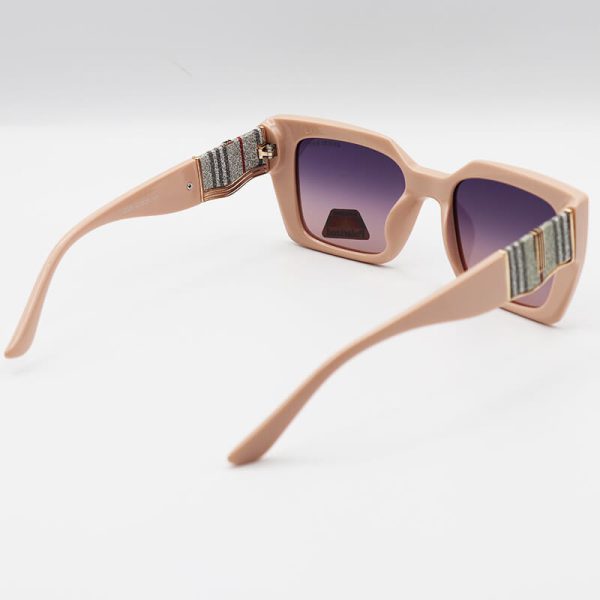عکس از عینک آفتابی پلاریزه با فریم کالباسی، مربعی، لنز دودی، دسته طرح دار burberry مدل p2325