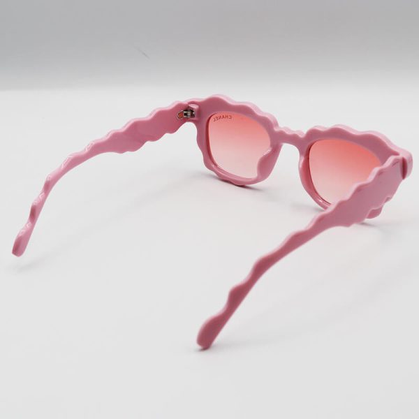 عکس از عینک شب فانتزی زنانه با فریم صورتی رنگ، ویفرر و لنز صورتی chanel مدل fa455