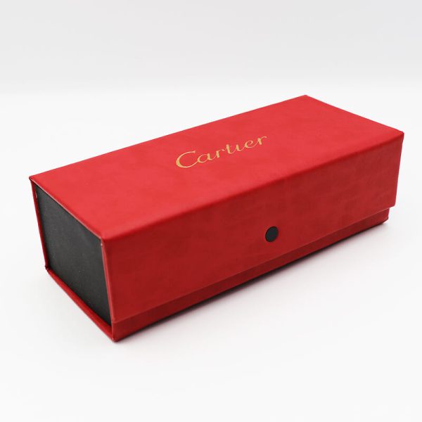 عکس از کیف عینک کارتیه cartier، قرمز رنگ، آهنربایی و مستطیلی شکل مدل 992490