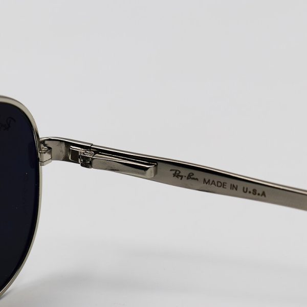 عکس از عینک آفتابی ریبن با فریم نقره‌ای، خلبانی و لنز آنتی رفلکس، سنگ و دودی مدل rb8327
