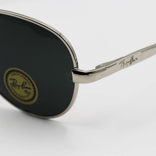 عکس از عینک آفتابی ریبن با فریم نقره‌ای، خلبانی و لنز آنتی رفلکس، سنگ و دودی مدل rb8327