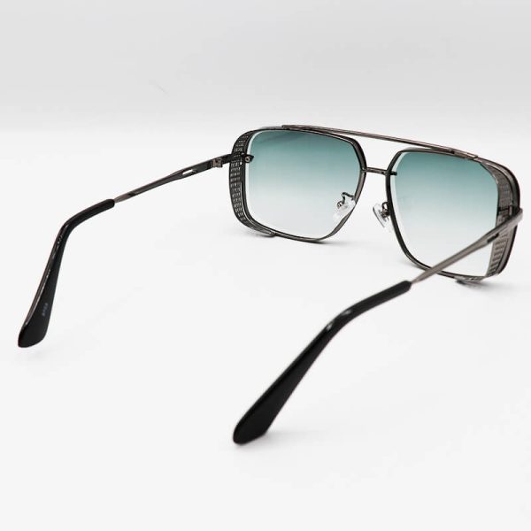 عکس از عینک آفتابی مربعی دیتیای، رنگ نوک مدادی، فریم بغل دار، لنز سبز سایه روشن مدل 9703
