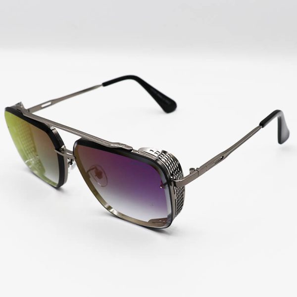 عکس از عینک آفتابی ditiai، با فریم مربعی، رنگ نوک مدادی، بغل دار، لنز آینه ای بنفش مدل 9703
