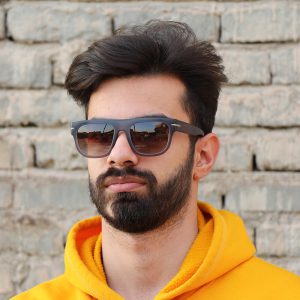 عکس از عینک آفتابی پلاریزه دیوید بکهام با فریم مربعی و لنز تیره مدل UM2436 بر روی صورت محمدحسین ابراهیم زاده