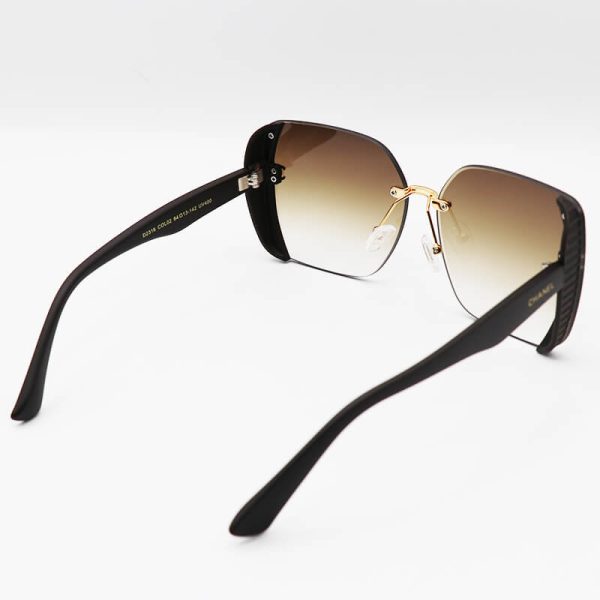 عکس از عینک آفتابی زنانه، بدون فریم، دسته قهوه‌ای مات و لنز قهوه ای هایلایت chanel مدل d2316