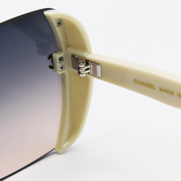 عکس از عینک آفتابی زنانه فریملس، مربعی شکل، دسته کرمی رنگ و لنز دو رنگ برند شنل مدل d2316