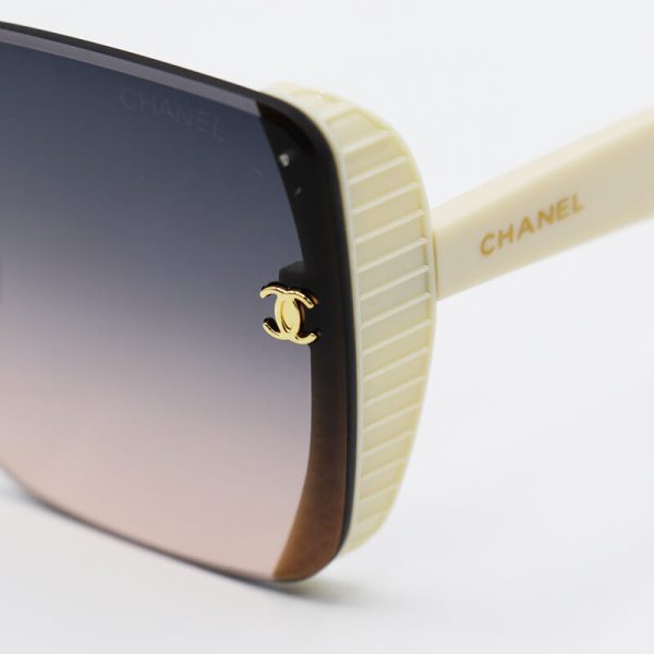 عکس از عینک آفتابی زنانه فریملس، مربعی شکل، دسته کرمی رنگ و لنز دو رنگ برند شنل مدل d2316