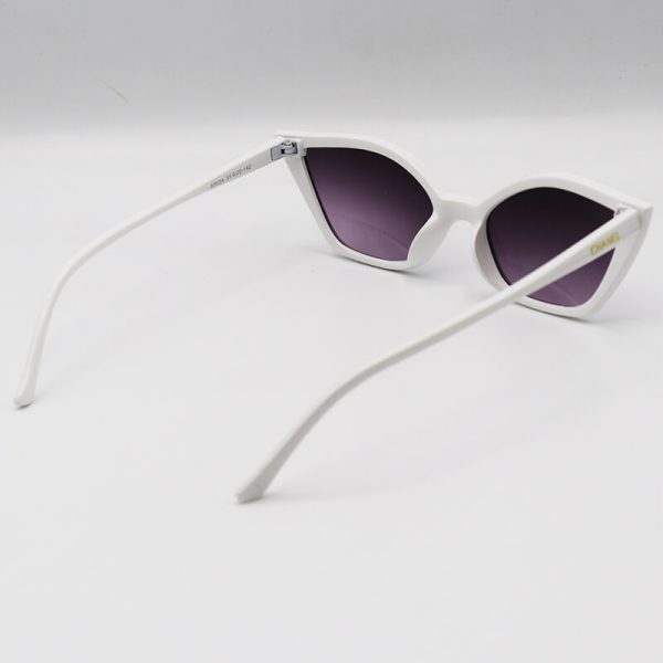 عکس از عینک آفتابی زنانه شنل با فریم گربه ای، سفید رنگ و لنز هایلایت مدل 88654