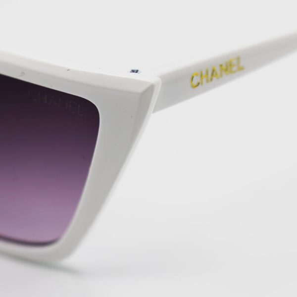 عکس از عینک آفتابی زنانه شنل با فریم گربه ای، سفید رنگ و لنز هایلایت مدل 88654