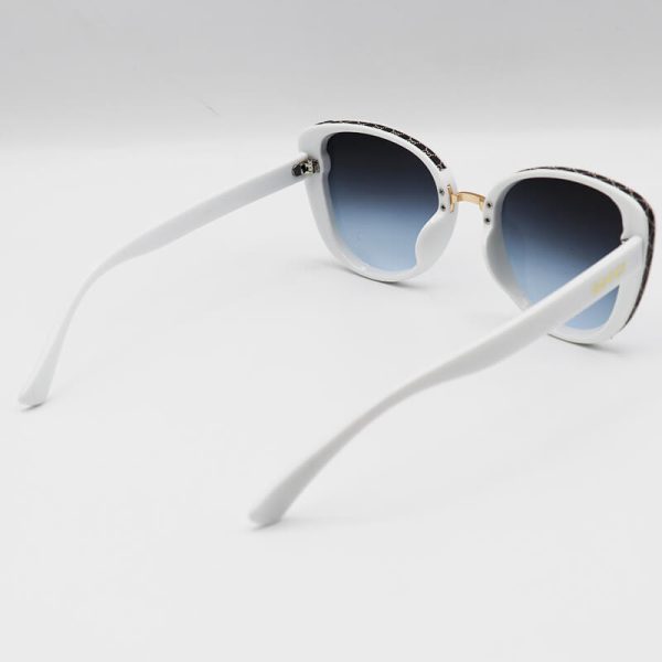 عکس از عینک آفتابی زنانه گوچی با فریم سفید، چشم گربه ای و لنز دودی مدل 7257