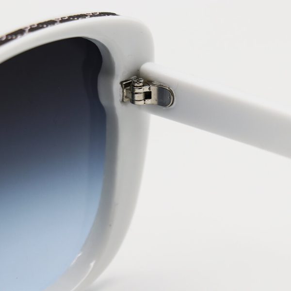 عکس از عینک آفتابی زنانه گوچی با فریم سفید، چشم گربه ای و لنز دودی مدل 7257