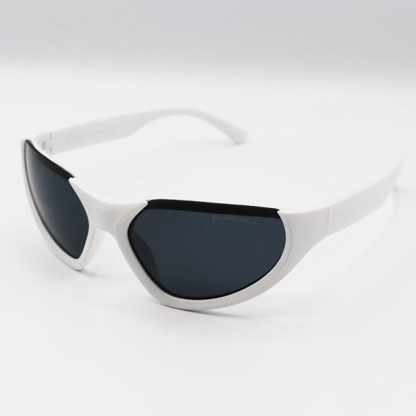 عکس از عینک آفتابی فانتزی بالنسیاگا با فریم سفید رنگ و عدسی دودی تیره مدل jh18164