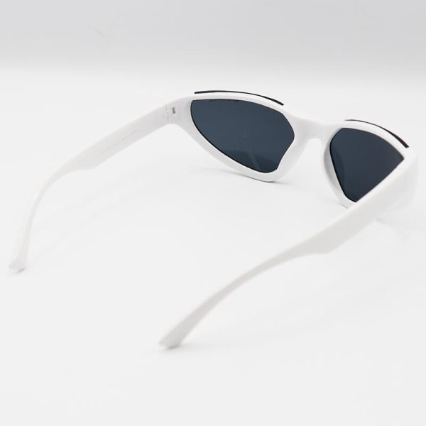 عکس از عینک آفتابی فانتزی بالنسیاگا با فریم سفید رنگ و عدسی دودی تیره مدل jh18164
